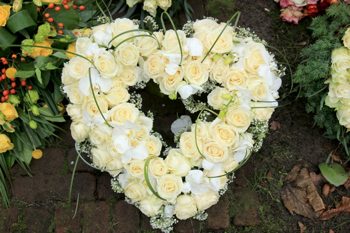 blomsterhjerte i hvite og lysegule roser