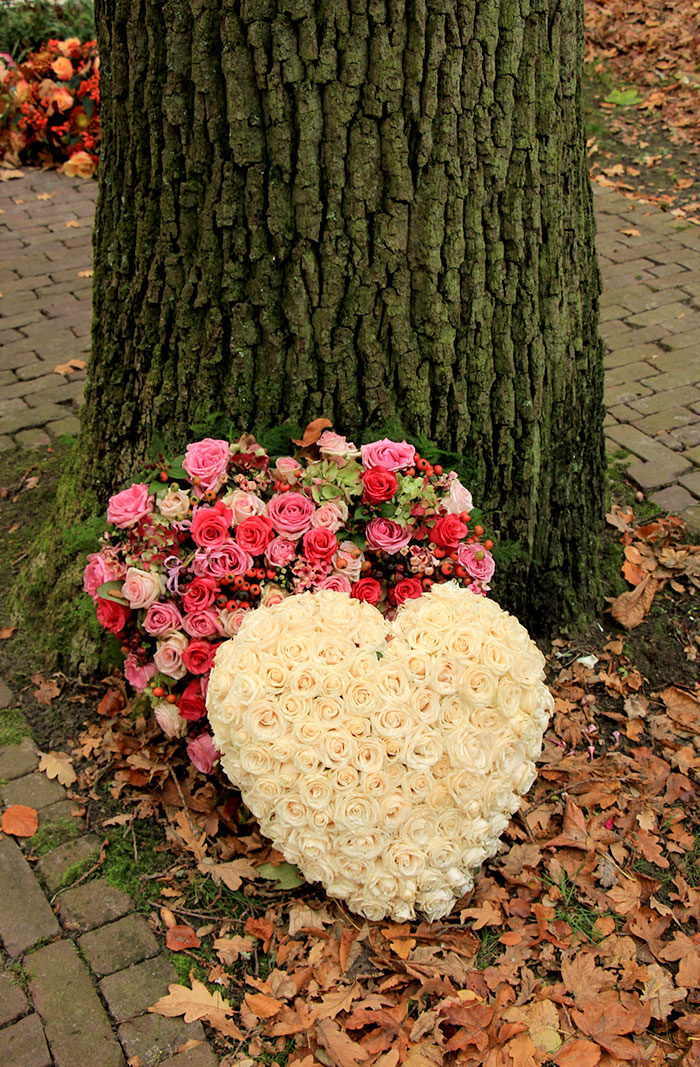 to blomsterhjerter laget av roser
